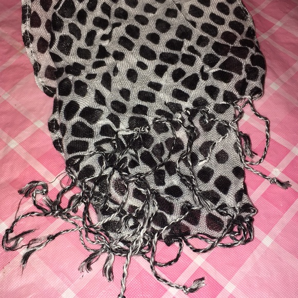 🎈SALE🎈🧣SCARF #11 “BLACK DOTTY”🧣 - Picture 4 of 7